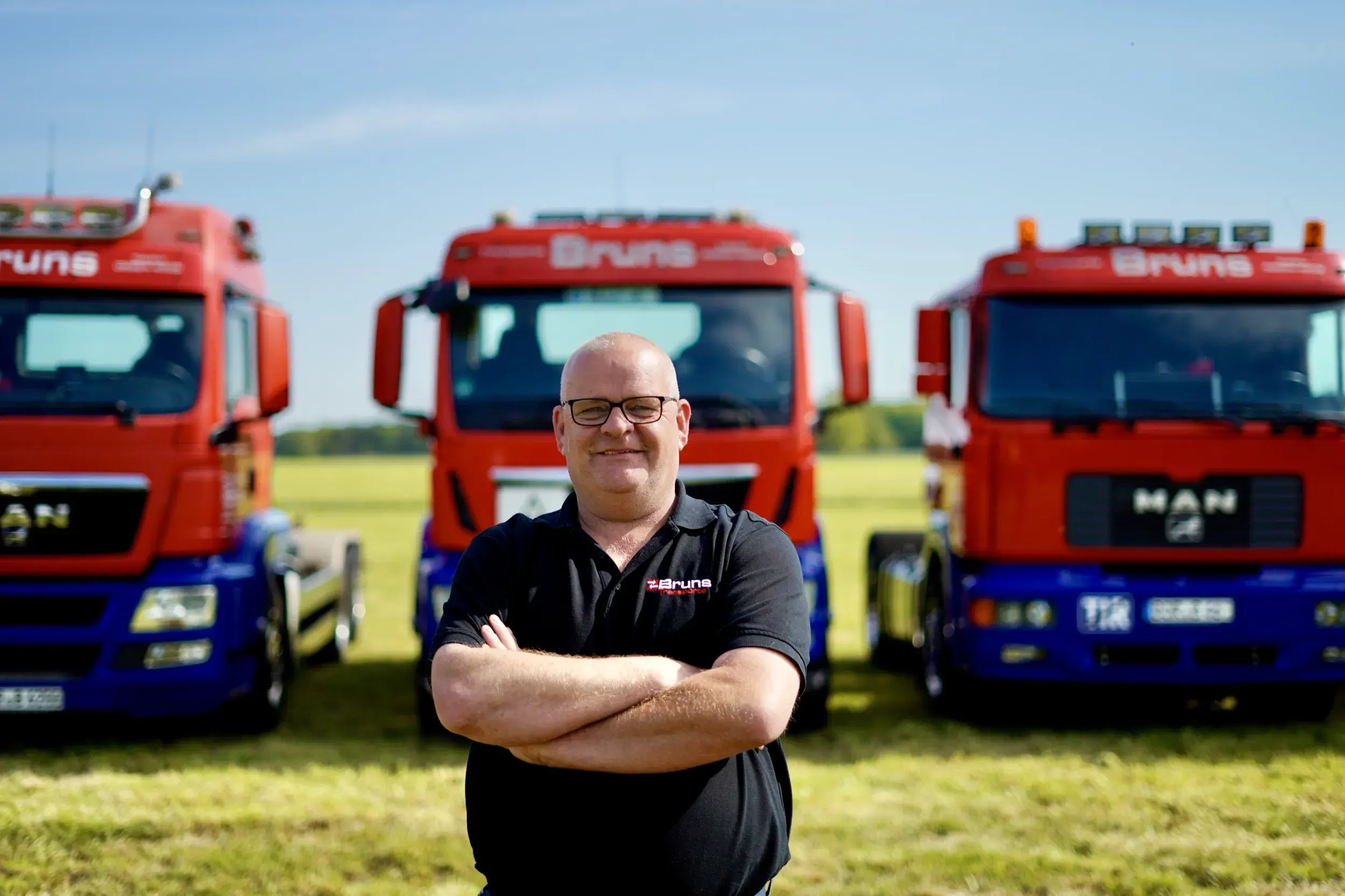 Mitarbeiter von Bruns Transporte vor den Lkw des Fuhrparks