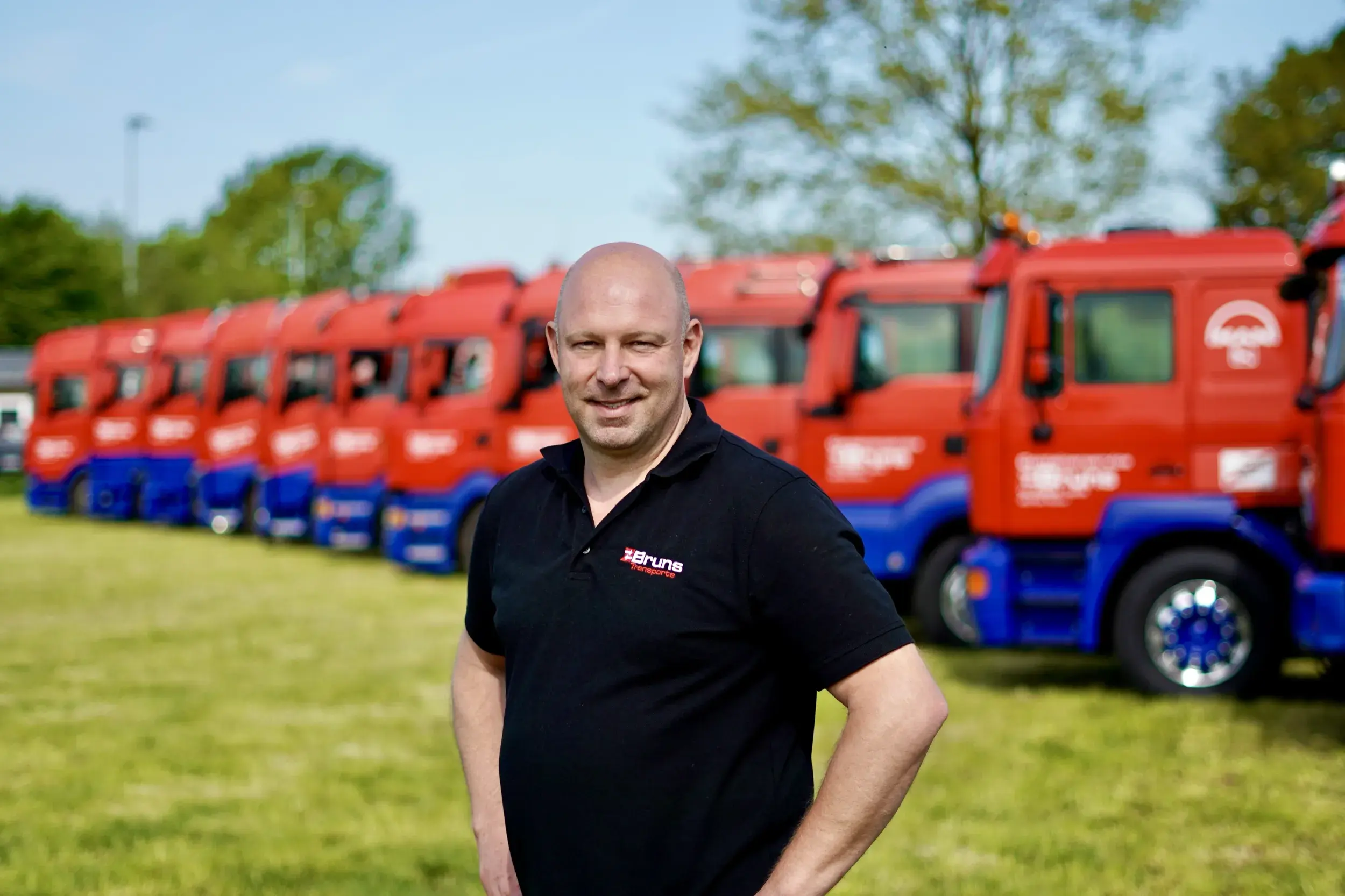 Björn Bruns vor den Lkw von Bruns Transporte