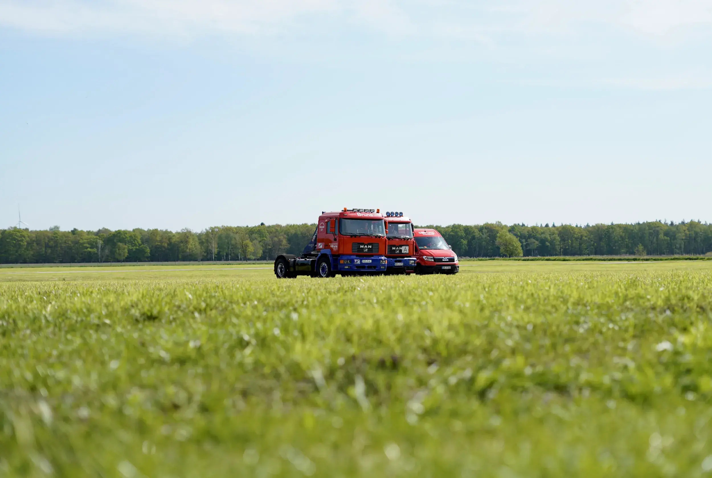 Zwei Lkw von Bruns Transporte auf einem Feld