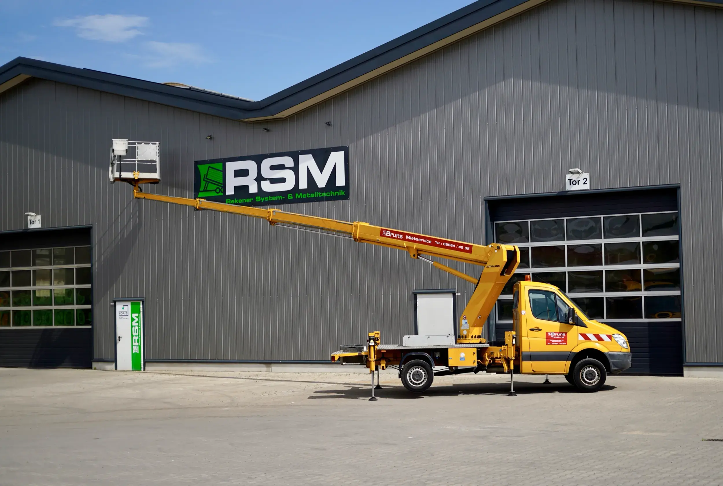 Hubarbeitsbühne TB220 mit ausgefahrenem Korb vor der RSM-Halle