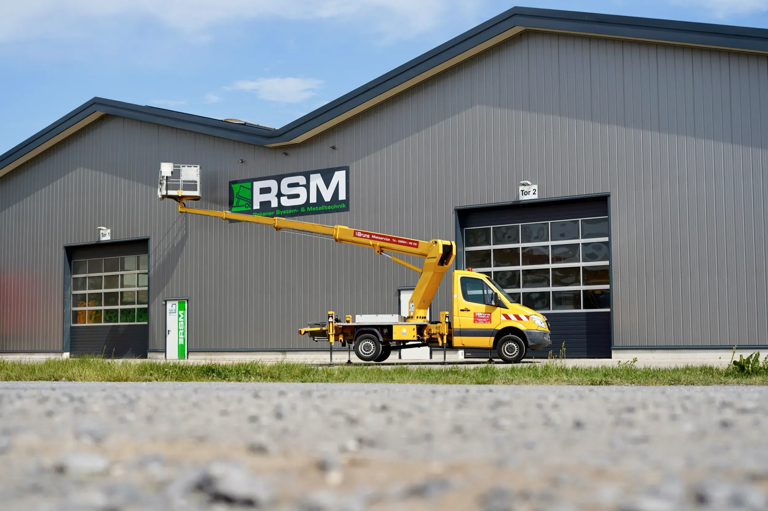 Gelbe Hubarbeitsbühne TB220 vor der RSM-Halle in Reken
