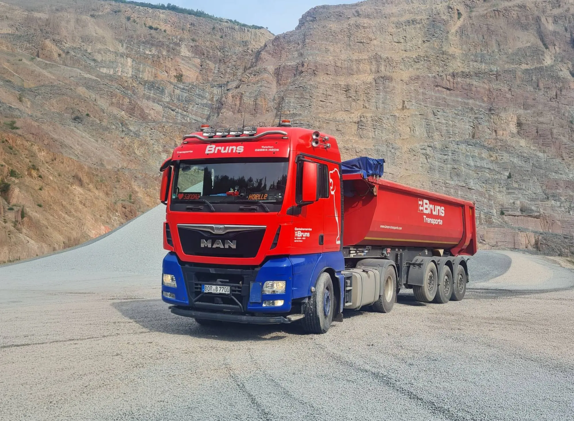 MAN-Sattelzug von Bruns Transporte mit rotem Kippauflieger in einem Steinbruch
